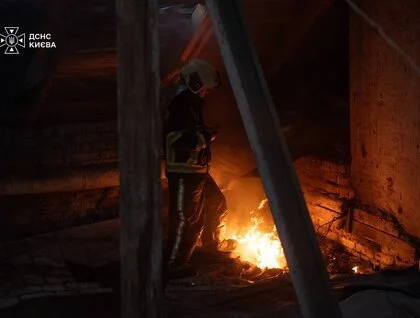У Києві через ранковий обстріл постраждала людина, а на Київіщині через вечірній — двоє: фото та відео наслідків