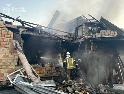 У Києві через ранковий обстріл постраждала людина, а на Київіщині через вечірній — двоє: фото та відео наслідків