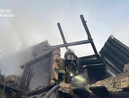У Києві через ранковий обстріл постраждала людина, а на Київіщині через вечірній — двоє: фото та відео наслідків