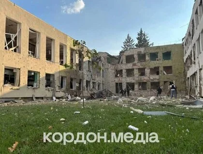 У Сумах авіабомба влучила у школу: діти перебували в укритті