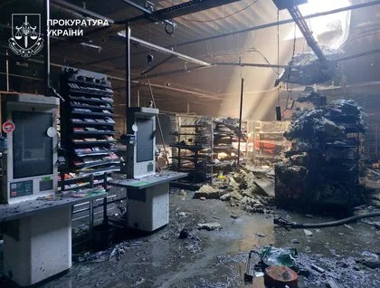 Дрон атакував супермаркет на Київщині: будівля частково згоріла, є поранена