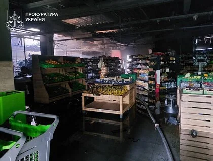 Дрон атакував супермаркет на Київщині: будівля частково згоріла, є поранена
