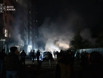 Через нічний удар РФ по Києву виникли пожежі у двох районах, є постраждалий: фото наслідків атаки