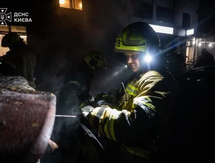 Через нічний удар РФ по Києву виникли пожежі у двох районах, є постраждалий: фото наслідків атаки