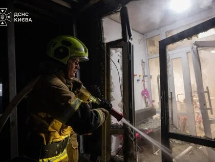 Через нічний удар РФ по Києву виникли пожежі у двох районах, є постраждалий: фото наслідків атаки