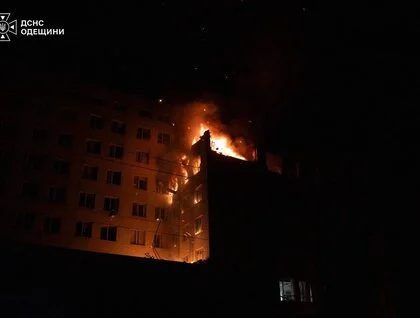 Одеса зазнала нічного удару РФ: пошкоджено бізнес-центр, постраждала людина