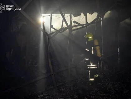 Одеса зазнала нічного удару РФ: пошкоджено бізнес-центр, постраждала людина