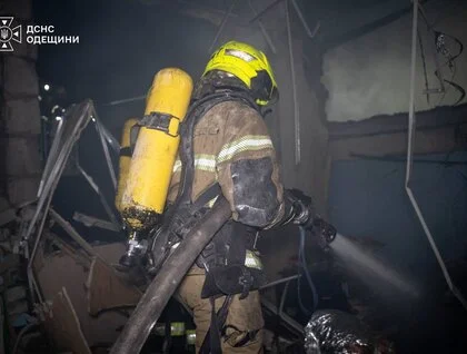 Одеса зазнала нічного удару РФ: пошкоджено бізнес-центр, постраждала людина