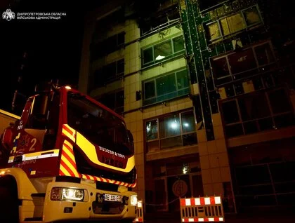 Окупанти влучили в бізнес-центр та багатоповерхівку у Дніпрі: фото наслідків
