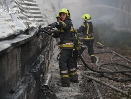 Пожежі у Києві та двоє загиблих: ДСНС публікує фото наслідків ворожої атаки