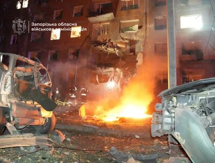 Окупанти вдарили по п’ятиповерхівці в Запоріжжі: є загиблі, під завалами ще можуть перебувати люди