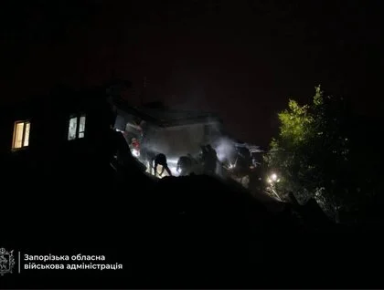 Окупанти вдарили по п’ятиповерхівці в Запоріжжі: є загиблі, під завалами ще можуть перебувати люди