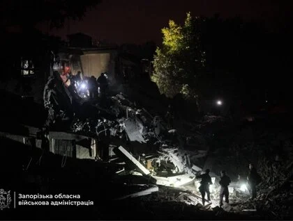 Окупанти вдарили по п’ятиповерхівці в Запоріжжі: є загиблі, під завалами ще можуть перебувати люди