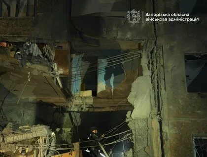 Окупанти вдарили по п’ятиповерхівці в Запоріжжі: є загиблі, під завалами ще можуть перебувати люди