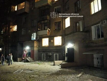 Окупанти вдарили по п’ятиповерхівці в Запоріжжі: є загиблі, під завалами ще можуть перебувати люди