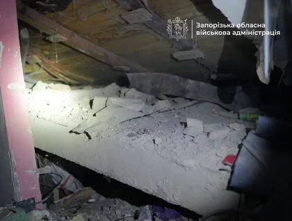 Окупанти вдарили по п’ятиповерхівці в Запоріжжі: є загиблі, під завалами ще можуть перебувати люди