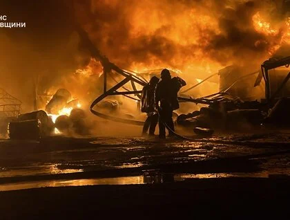 Дрони атакували підприємство та склади в Київській області: фото та відео наслідків