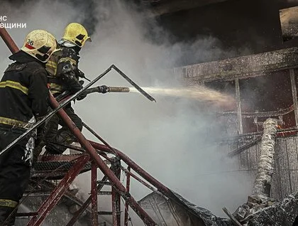 Дрони атакували підприємство та склади в Київській області: фото та відео наслідків