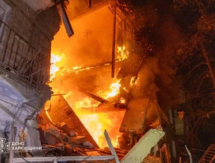 У Харкові відомо про трьох загиблих, пошуки людей тривають: фото та відео з місця удару ракетою по будинку