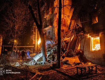 У Харкові відомо про трьох загиблих, пошуки людей тривають: фото та відео з місця удару ракетою по будинку