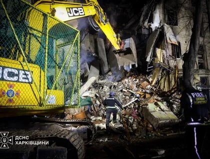 У Харкові відомо про трьох загиблих, пошуки людей тривають: фото та відео з місця удару ракетою по будинку