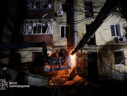 У Харкові відомо про трьох загиблих, пошуки людей тривають: фото та відео з місця удару ракетою по будинку