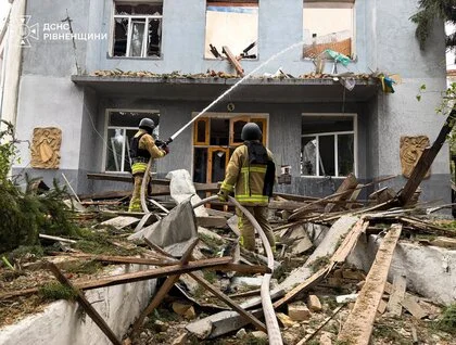 У Рівному вже 25 постраждалих внаслідок удару дрона по університету: фото наслідків