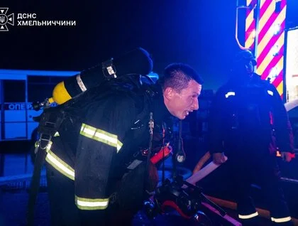 Пожежі на підприємстві, заправці та в будинках: фото наслідків нічної атаки дронів на Хмельниччину