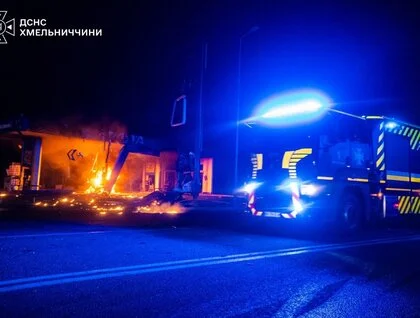 Пожежі на підприємстві, заправці та в будинках: фото наслідків нічної атаки дронів на Хмельниччину