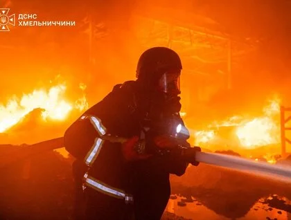 Пожежі на підприємстві, заправці та в будинках: фото наслідків нічної атаки дронів на Хмельниччину