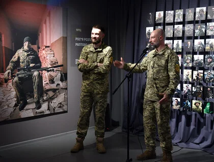 Про війну — власними словами: у Києві відкрили виставку особистих історій військових