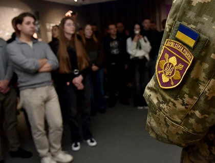 Про війну — власними словами: у Києві відкрили виставку особистих історій військових