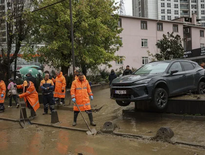 Троє загиблих і тисячі евакуйованих: у Стамбулі зафіксували рекордні опади з 1985 року