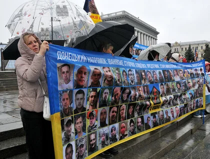 Родини полонених вийшли на Майдан: чого вимагають учасники акції