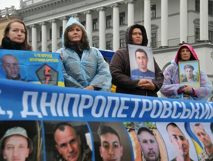 Родини полонених вийшли на Майдан: чого вимагають учасники акції