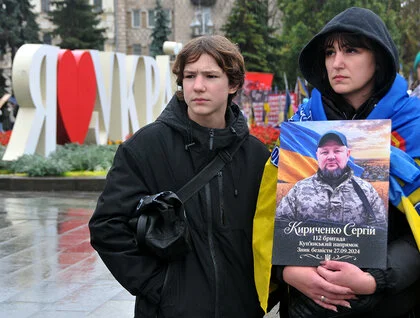 Родини полонених вийшли на Майдан: чого вимагають учасники акції