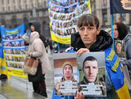 Родини полонених вийшли на Майдан: чого вимагають учасники акції