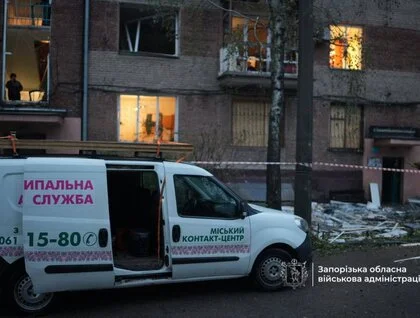 У Запоріжжі через нічні удари РФ пошкоджено багатоповерхівки та освітній заклад: є загибла й поранені