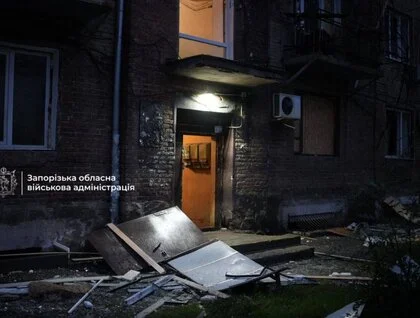 У Запоріжжі через нічні удари РФ пошкоджено багатоповерхівки та освітній заклад: є загибла й поранені