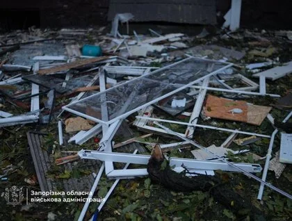 У Запоріжжі через нічні удари РФ пошкоджено багатоповерхівки та освітній заклад: є загибла й поранені