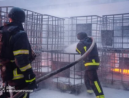 Атака РФ на Хмельниччину: є загиблі та поранені, горять підприємства й будинки