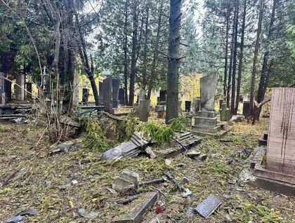 Росіяни атакували об'єкт інфраструктури та пошкодили кладовище в Рівному, де поховані військові
