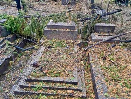 Росіяни атакували об'єкт інфраструктури та пошкодили кладовище в Рівному, де поховані військові