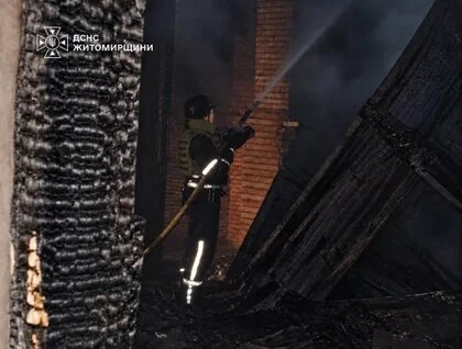 Російські дрони атакували Житомирщину: на підприємстві спалахнула масштабна пожежа