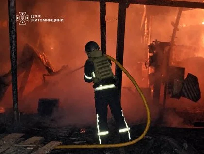 Російські дрони атакували Житомирщину: на підприємстві спалахнула масштабна пожежа