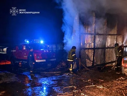Російські дрони атакували Житомирщину: на підприємстві спалахнула масштабна пожежа