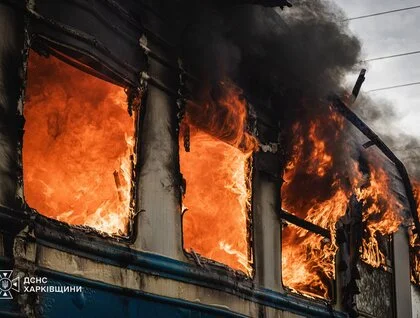 Дрон атакував електропоїзд у Харкові: фото та відео наслідків