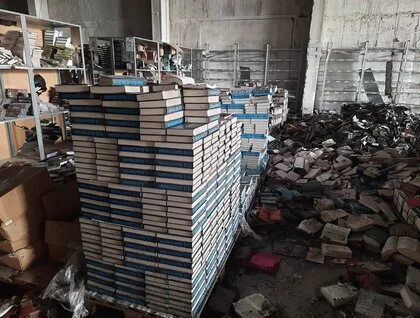 Росіяни влучили у склад КСД, де зберігалося 300 тисяч книг: фото та відео наслідків