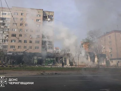 Дрони атакували центр Чернігова: горять магазини, загинули підлітки, є поранені