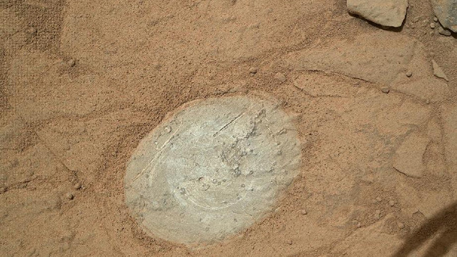 Участок поверхности Марса, очищенный Curiosity от пыли. Площадь участка - приблизительно 47х62 мм